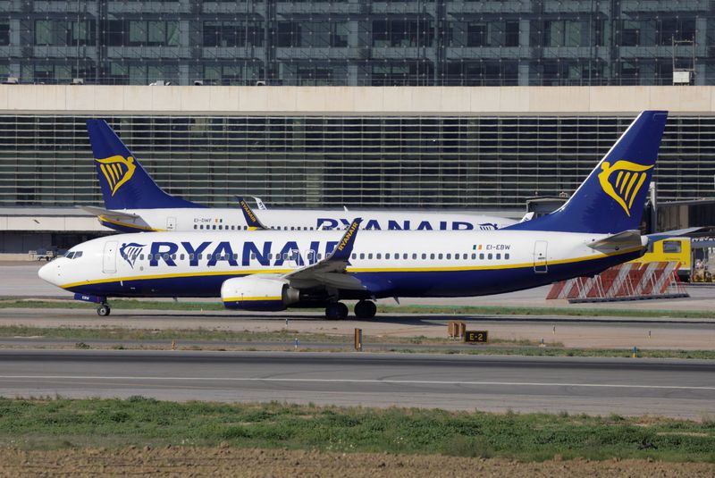 &copy; Reuters. FILE PHOTO: Two Boeing 737-8AS passenger aircrafts of Ryanair airline, taxi on a runway at Malaga-Costa del Sol airport, in Malaga, Spain, May 3, 2024. REUTERS/Jon Nazca/File Photo