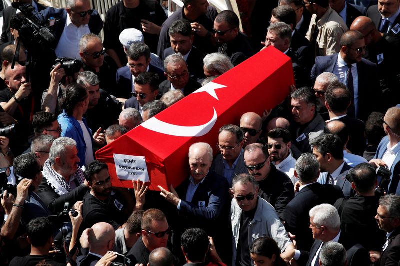 © Reuters. Turkey's Parliament Speaker Numan Kurtulmus joins family members and relatives of Aysenur Ezgi Eygi, a Turkish-American activist killed in the Israeli-occupied West Bank, to carry her coffin during Aysenur Ezgi's funeral ceremony in Didim, in the western Aydin province, Turkey, September 14, 2024. REUTERS/Dilara Senkaya  