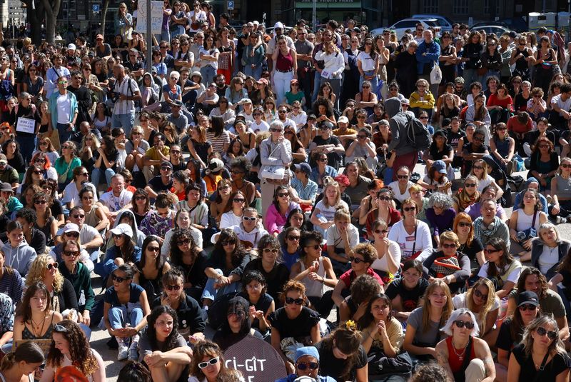 © Reuters. People attend a demonstration in support of Gisele Pelicot, who was allegedly drugged and raped by men solicited by her husband Dominique Pelicot, and of all rape victims, as the trial continues, near the courthouse in Marseille, France, September 14, 2024. REUTERS/Manon Cruz