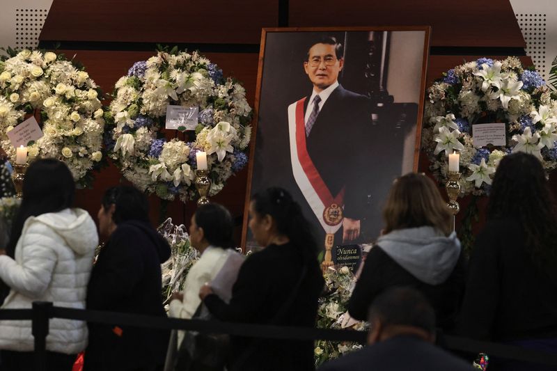 © Reuters. FILE PHOTO: People queue up for a posthumous tribute to Peru's former President Alberto Fujimori at the Museo de la Nacion, in Lima, Peru, September 13, 2024. REUTERS/Sebastian Castaneda/File Photo