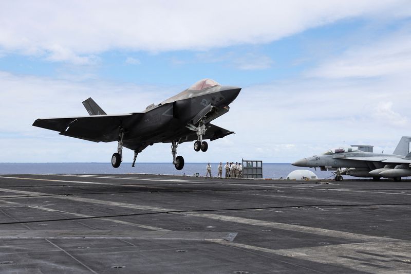 © Reuters. FILE PHOTO: An F-35 jet lands on the runway of the USS Carl Vinson aircraft carrier during the Rim of the Pacific (RIMPAC) military exercises about 100 miles south of Oahu, Hawaii, U.S. July 19, 2024.  REUTERS/Marco Garcia/File Photo