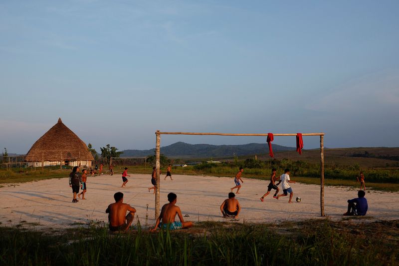 © Reuters. Yanomami indigenous people play football at Surucucu village, in Yanomami indigenous land, Roraima state, Brazil August 26 2024. REUTERS/Amanda Perobelli