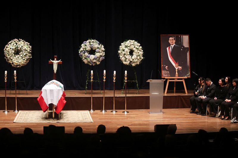 © Reuters. Family members of Peru's former President Alberto Fujimori react next to his portrait on the day of his funeral service, at Gran Teatro Nacional in Lima, Peru September 14, 2024. REUTERS/Sebastian Castaneda