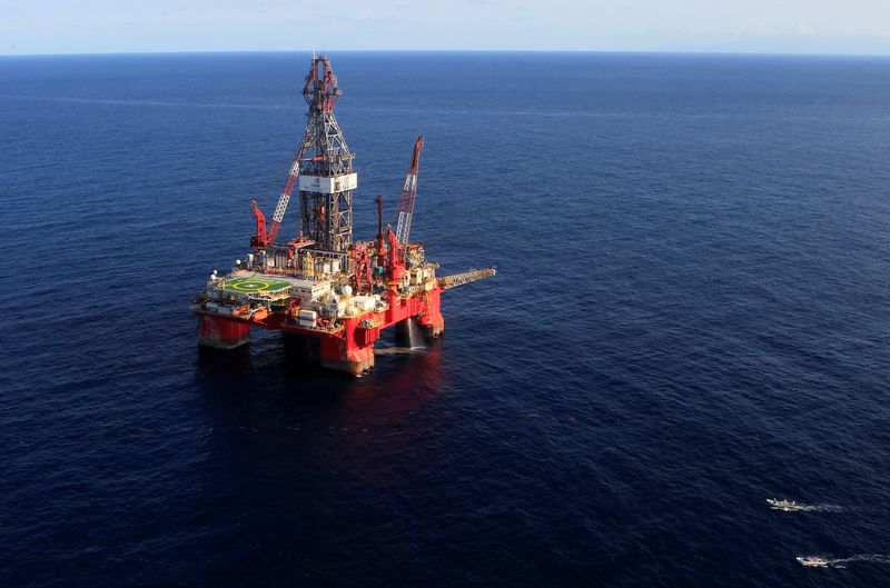 © Reuters. FILE PHOTO: A general view of a deep-water oil platform in the Gulf of Mexico, January 17, 2014. REUTERS/Henry Romero/File Photo