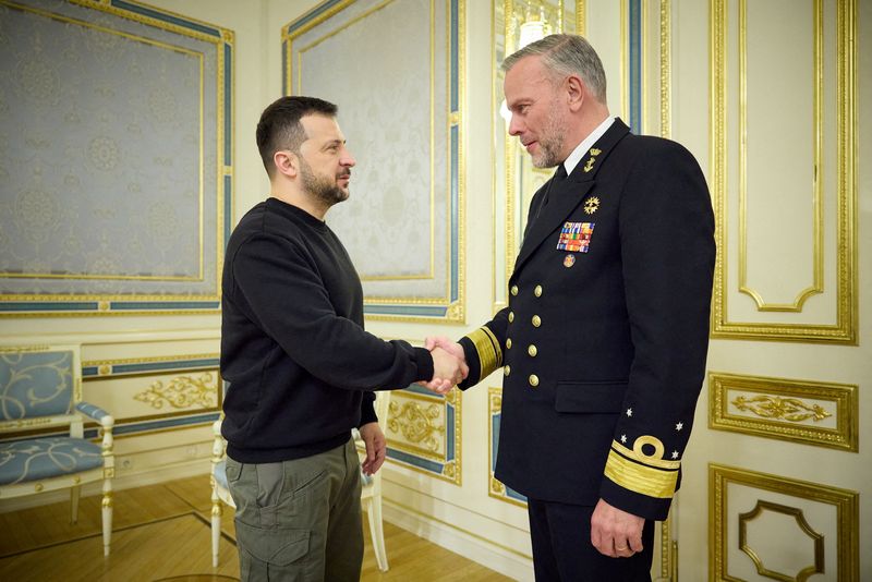 © Reuters. FILE PHOTO: Ukraine's President Volodymyr Zelenskiy meets with Chairman of NATO's military committee, Admiral Rob Bauer, amid Russia's attack on Ukraine, in Kyiv, Ukraine March 21, 2024. Ukrainian Presidential Press Service/Handout via REUTERS/File Photo