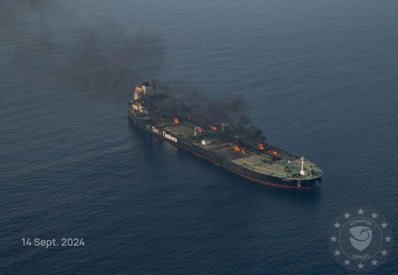 &copy; Reuters. FILE PHOTO: Flames and smoke rise from the Greek-flagged oil tanker Sounion, which has been on fire since August 23, after an attack by Houthi militants, on the Red Sea, September 14, 2024 in this handout image. EUNAVFOR ASPIDES/Handout via REUTERS/File P