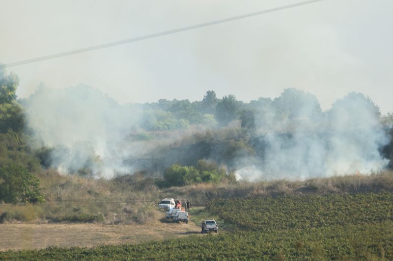 © Reuters. Smoke billows after a missile attack from Yemen in central Israel, September 15, 2024. REUTERS/Ronen Zvulun