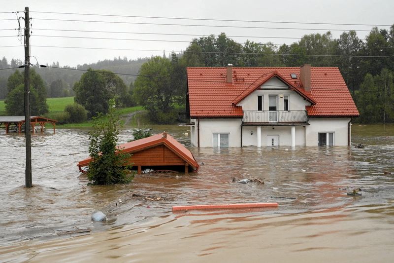 &copy; Reuters. View of a flooded house as the river Biala Ladecka overflows into Ladek-Zdroj, Klodzko county, Poland September 15, 2024. Agencja Wyborcza.pl/Tomasz Pietrzyk via REUTERS