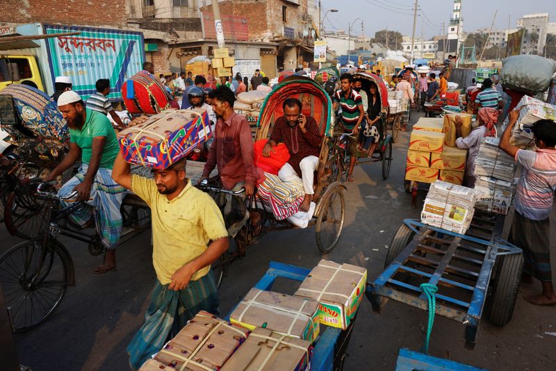 © Reuters. A man speaks over cell phone while stuck in traffic in Dhaka, Bangladesh, February 12, 2023. REUTERS/Mohammad Ponir Hossain/File Photo