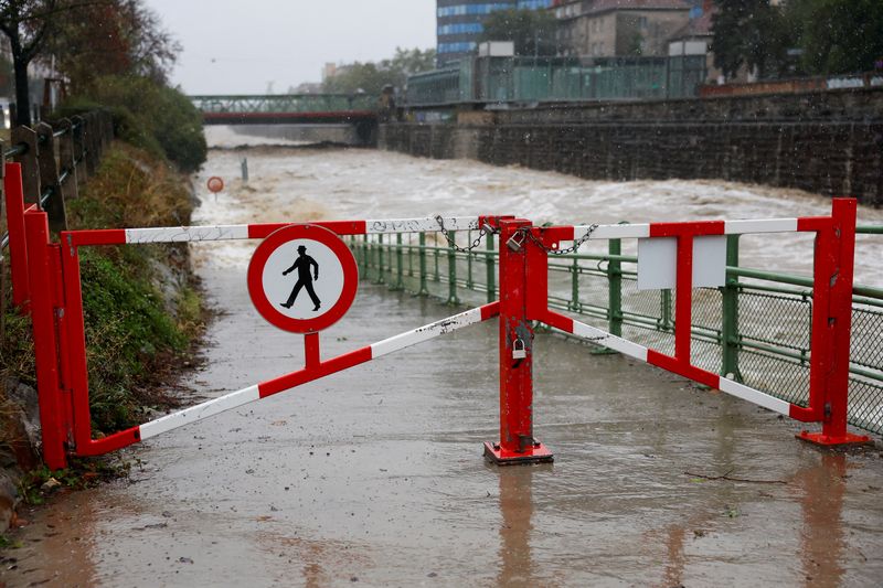 © Reuters. A view of a flooded area at the Wien river after heavy rainfall in Vienna, Austria, September 15, 2024. REUTERS/Lisa Leutner