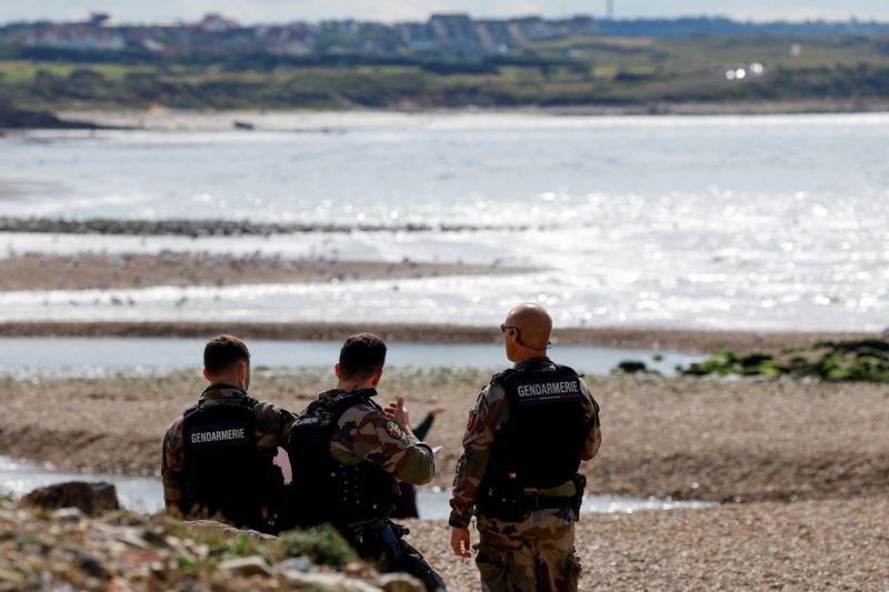 © Reuters. Members of the Gendarmerie patrol at the beach in Ambleteuse, where several people reportedly died trying to cross the Channel from France to England, in Ambleteuse, France, September 15, 2024. REUTERS/Gonzalo Fuentes