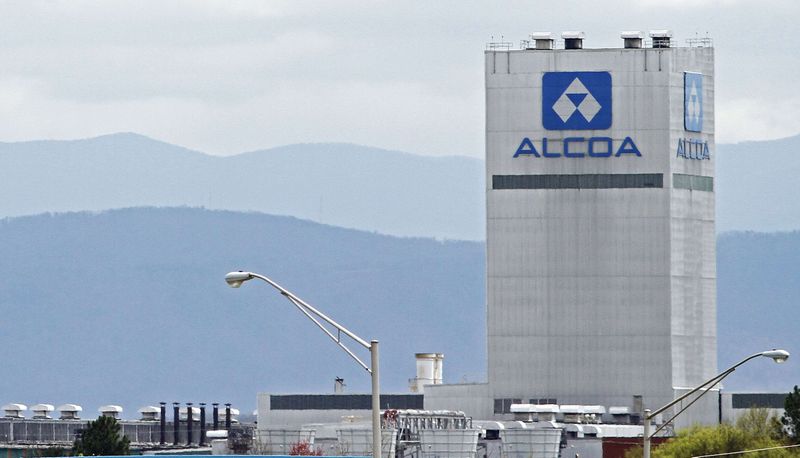 ©Reuters. FOTO DE ARQUIVO: Uma fábrica de alumínio da Alcoa é vista em Alcoa, Tennessee, EUA, nesta foto de 8 de abril de 2014 REUTERS/Wade Payne/Foto de arquivo