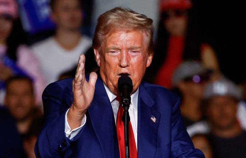 © Reuters. FILE PHOTO: Republican presidential nominee and former U.S. President Donald Trump speaks at a rally in Las Vegas, Nevada, U.S. September 13, 2024. REUTERS/Piroschka Van de Wouw/File Photo