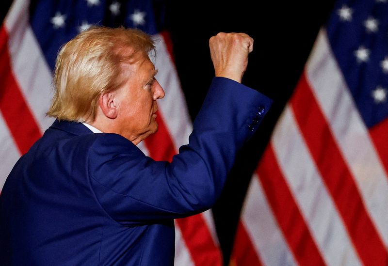 &copy; Reuters. FILE PHOTO: Republican presidential nominee and former U.S. President Donald Trump gestures at a rally in Las Vegas, Nevada, U.S. September 13, 2024. REUTERS/Piroschka Van de Wouw/File Photo