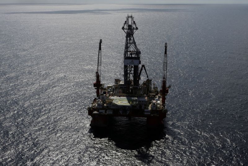 © Reuters. FILE PHOTO: A general view of a deepwater oil platform in the Gulf of Mexico January 17, 2014. REUTERS/Henry Romero/File Photo