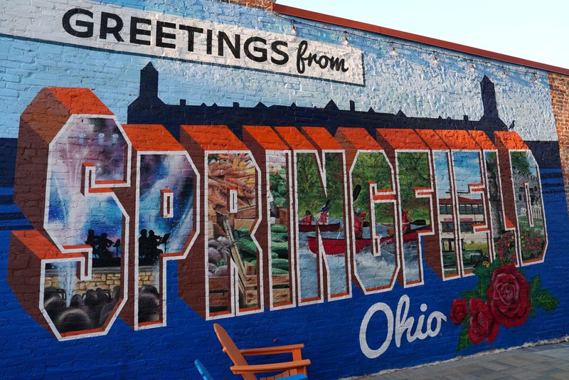 © Reuters. FILE PHOTO: A mural adorns a wall in the city of Springfield, Ohio, U.S. September 11, 2024.  REUTERS/Julio-Cesar Chavez/File Photo