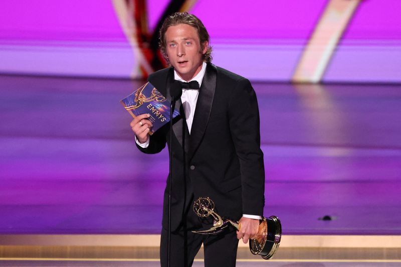 © Reuters. Jeremy Allen White accepts the Best Lead Actor in a Comedy Series award for his work in 