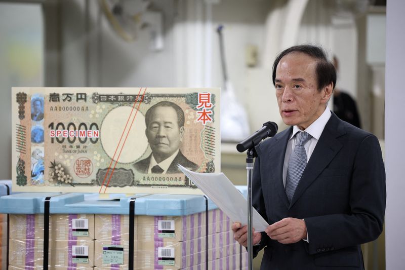 © Reuters. FILE PHOTO: Bank of Japan (BOJ) Governor Kazuo Ueda delivers a speech during a commemorative ceremony on the day the new notes of 10,000 yen, 5,000 yen and 1,000 yen went into circulation, at the BOJ headquarters in Tokyo, Japan July 3, 2024. REUTERS/Wataru Sekita/Pool via REUTERS/file photo