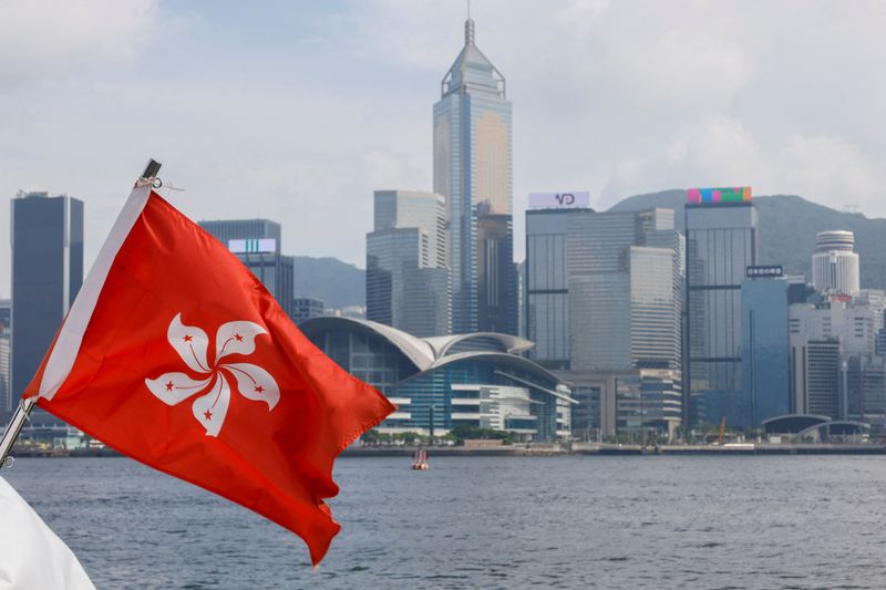 © Reuters. A Hong Kong flag is seen on a vessel at Victoria Harbour in Hong Kong, China August 30, 2024. REUTERS/Tyrone Siu/ File Photo