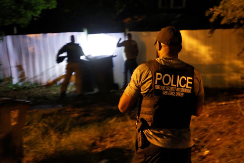 © Reuters. Secret Service and Homeland Security agents check a former home of a suspect named by news organizations as Ryan W. Routh as the FBI investigates what they said was an apparent assassination attempt in Florida on Republican presidential nominee and former U.S. President Donald Trump, in Greensboro, North Carolina, U.S. September 15, 2024. REUTERS/Jonathan Drake