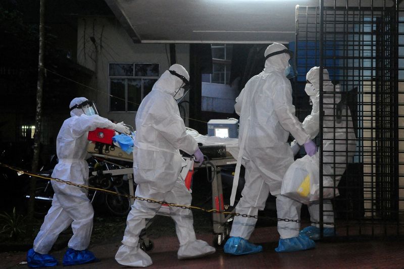 &copy; Reuters. FILE PHOTO: A patient, who according to medics is suffering from Nipah infection, is shifted to an ICU of Nipah isolation ward in Kozhikode Medical College in Kozhikode district in the southern state of Kerala, India, July 20, 2024. REUTERS/CK Thanseer/Fi