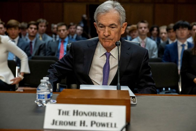 © Reuters. FILE PHOTO: US Federal Reserve Chairman Jerome Powell testifies before a Senate Banking, Housing and Urban Affairs Committee hearing on 