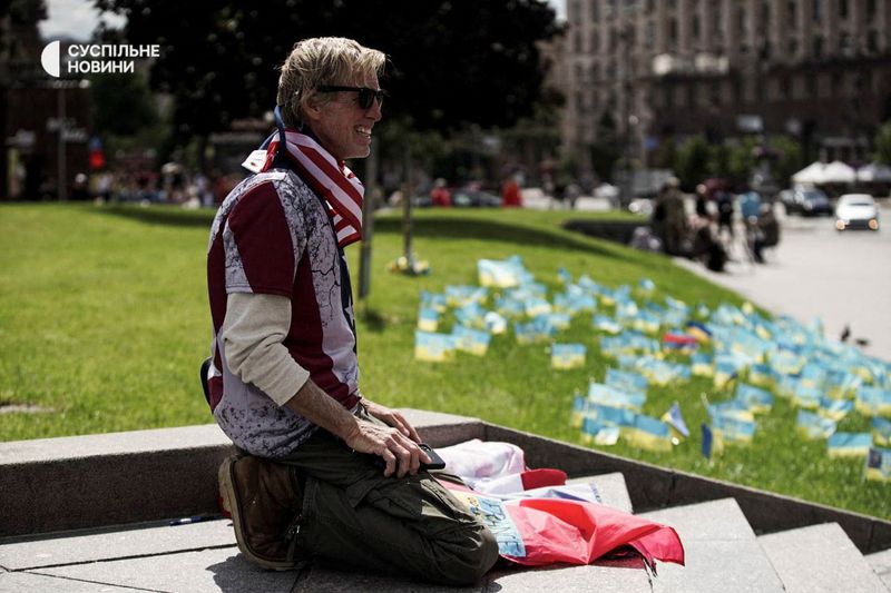 © Reuters. FILE PHOTO: Ryan W. Routh, a suspect identified by news organizations, as the FBI investigates what they said was an apparent assassination attempt in Florida on Republican presidential nominee and former U.S. President Donald Trump, is seen during a rally for support of Ukraine, at the Independence Square in Kyiv, Ukraine, May 29, 2022. Yelyzaveta Servatynska/Public Broadcasting Company of Ukraine Suspilne/Handout via REUTERS./File Photo