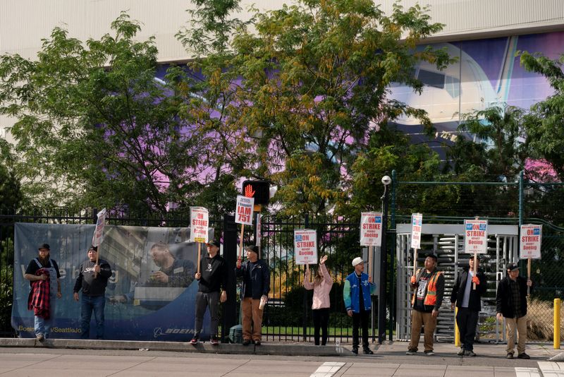 © Reuters. Boeing factory workers and supporters gather on a picket line during the third day of a strike near the entrance to a Boeing production facility in Renton, Washington, U.S. September 15, 2024.  REUTERS/David Ryder/File Photo