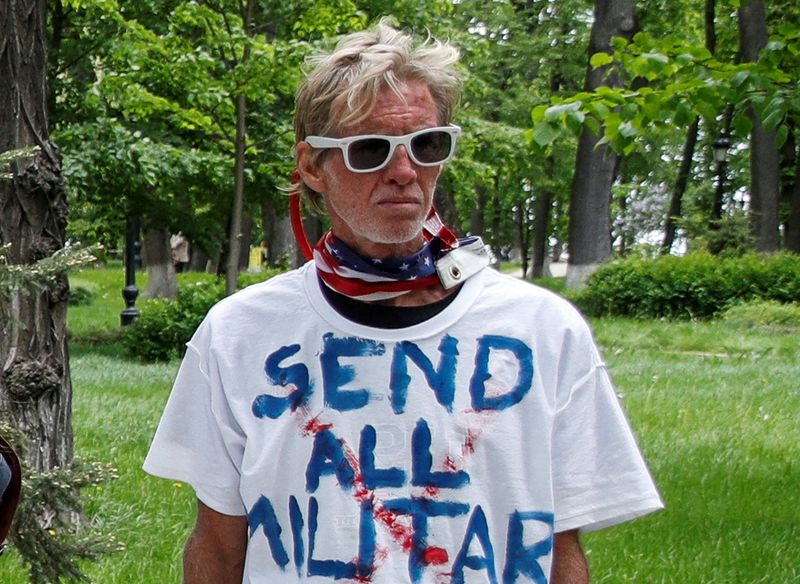 © Reuters. Ryan W. Routh, a suspect identified by news organizations, as the FBI investigates what they said was an apparent assassination attempt in Florida on Republican presidential nominee and former U.S. President Donald Trump, is seen during a rally demanding China's leader's assistance to organise an extraction process for Ukrainian service members from Azovstal Iron and Steel Works in Mariupol, in Kyiv, Ukraine May 17, 2022. REUTERS/Valentyn Ogirenko/File Photo