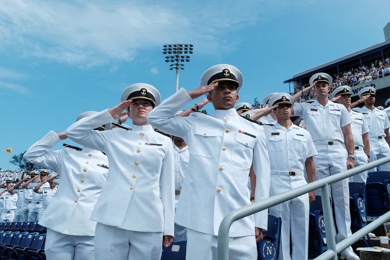 © Reuters. Midshipmen render a salute during the commissioning and graduation ceremony at the U.S. Naval Academy in Annapolis, Maryland, U.S., May 24, 2024. REUTERS/Michael A. McCoy/File Photo