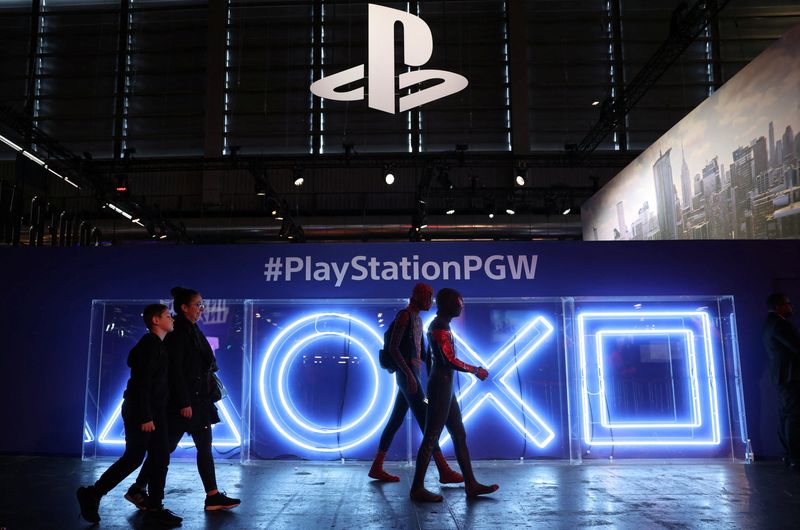 © Reuters. FILE PHOTO: Cosplayers dressed as Spider-Man walk in front of the PlayStation stand at the Paris Games Week (PGW), a trade fair for video games in Paris, France, November 5, 2023. REUTERS/Claudia Greco/File Photo