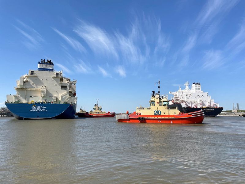 &copy; Reuters. FILE PHOTO: An LNG tanker is guided by tug boats at the Cheniere Sabine Pass LNG export unit in Cameron Parish, Louisiana, U.S., April 14, 2022. REUTERS/Marcy de Luna/File Photo