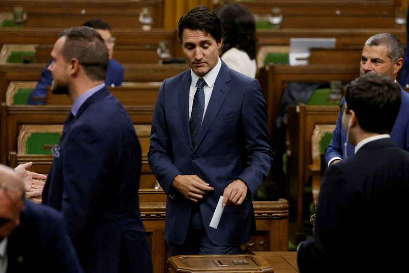 © Reuters. Canada's Prime Minister Justin Trudeau casts his vote during the election of a new speaker in the House of Commons on Parliament Hill in Ottawa, Ontario, Canada October 3, 2023. REUTERS/Blair Gable/File Photo