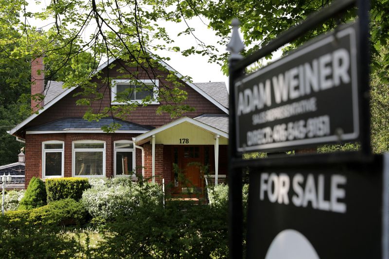 © Reuters. FILE PHOTO: A realtor's sign stands outside a house for sale in Toronto, Ontario, Canada May 20, 2021.  REUTERS/Chris Helgren/File Photo