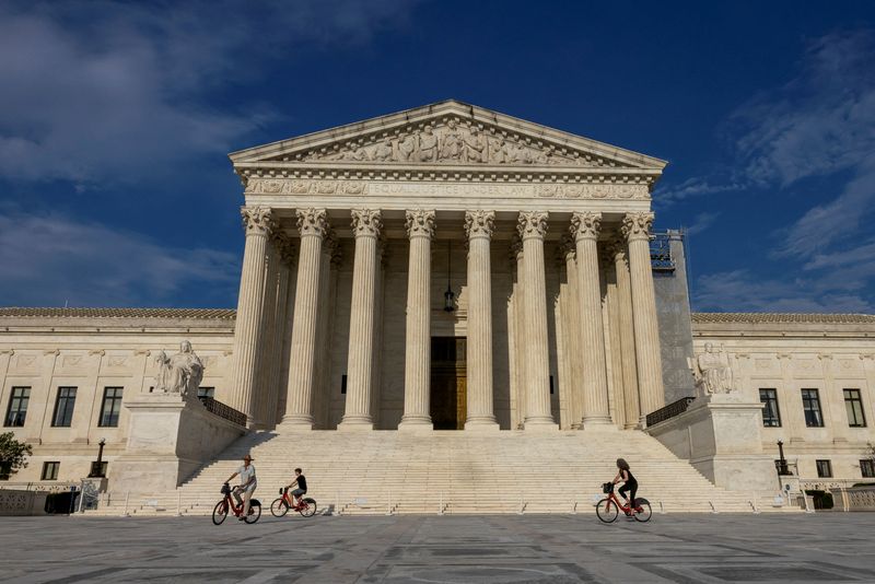 &copy; Reuters. FILE PHOTO: A family rides bikes outside the U.S. Supreme Court in Washington, U.S. June 29, 2024. REUTERS/Kevin Mohatt/File Photo