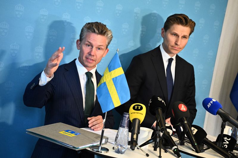 © Reuters. Sweden's Defence Minister Pal Jonson  and his Finnish counterpart Antti Hakkanen attend a press conference in Stockholm, Sweden, September 16, 2024. TT News Agency/Claudio Bresciani/via REUTERS  