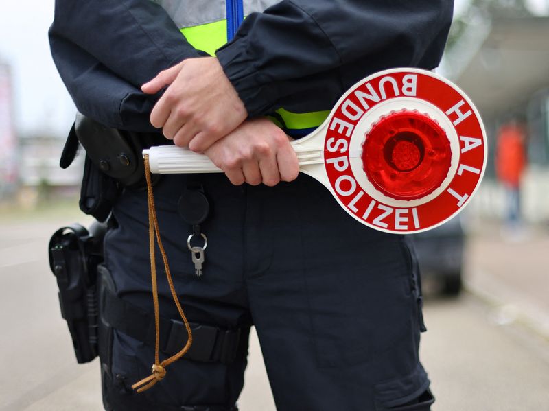 &copy; Reuters. A German police officer holds a stop sign at a border with France, as all German land borders are subject to random controls to protect internal security and reduce irregular migration, in Kehl, Germany, September 16, 2024. REUTERS/Joachim Herrmann