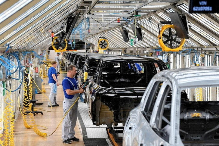 © Reuters. Volkswagen employee works on a production line for the Golf VIII and Tiguan cars at the VW headquarters in Wolfsburg, Germany May 23, 2024. REUTERS/Fabian Bimmer/File Photo