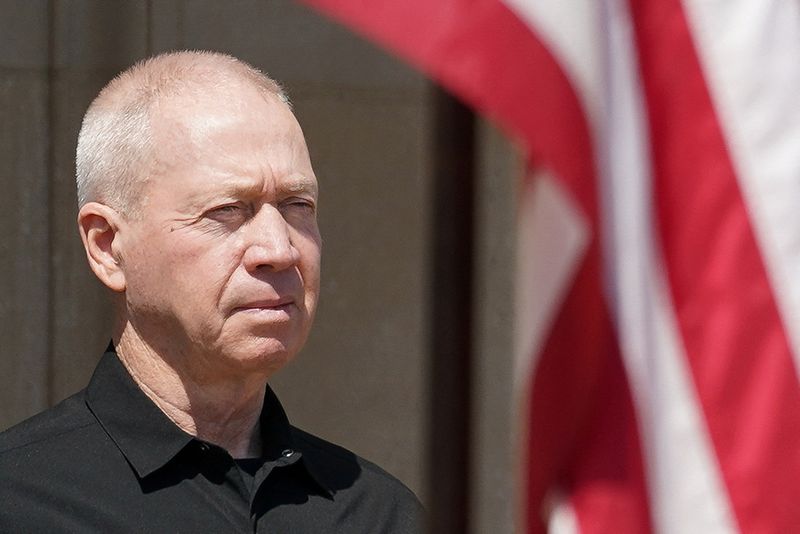 © Reuters. FILE PHOTO: Israeli Defense Minister Yoav Gallant is received by U.S. Secretary of Defense Lloyd Austin (not pictured) at the Pentagon in Washington, U.S., June 25, 2024. REUTERS/Kevin Lamarque/File Photo