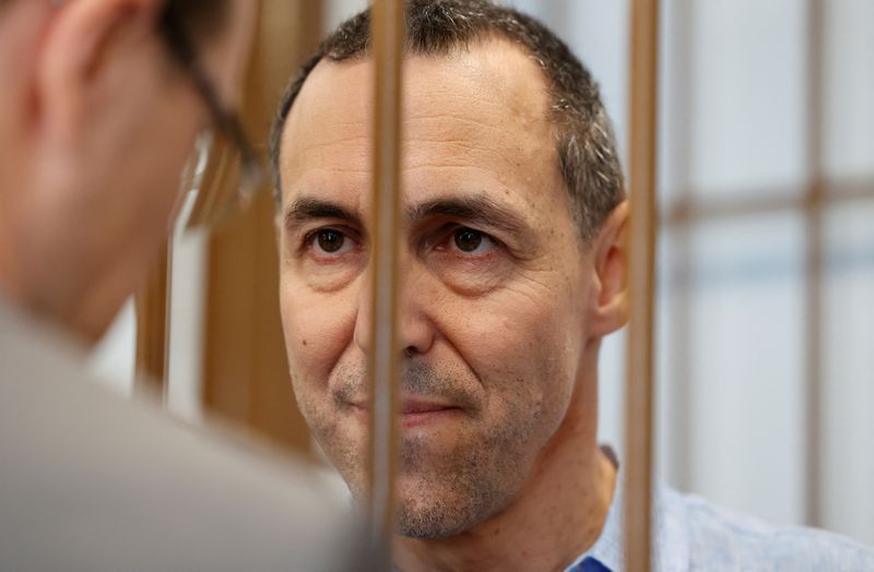 &copy; Reuters. French researcher Laurent Vinatier, who is suspected of illegally collecting sensitive Russian military information, listens to his lawyer Alexei Sinitsyn before a court hearing in Moscow, Russia September 16, 2024. REUTERS/Yulia Morozova