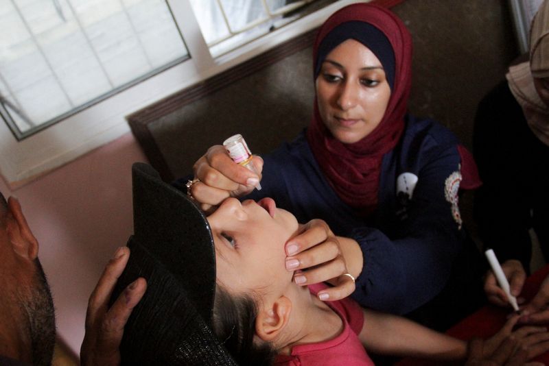 © Reuters. Criança palestina é vacinada em Jabalia, norte de Gaza
 10/9/2024    REUTERS/Mahmoud Issa