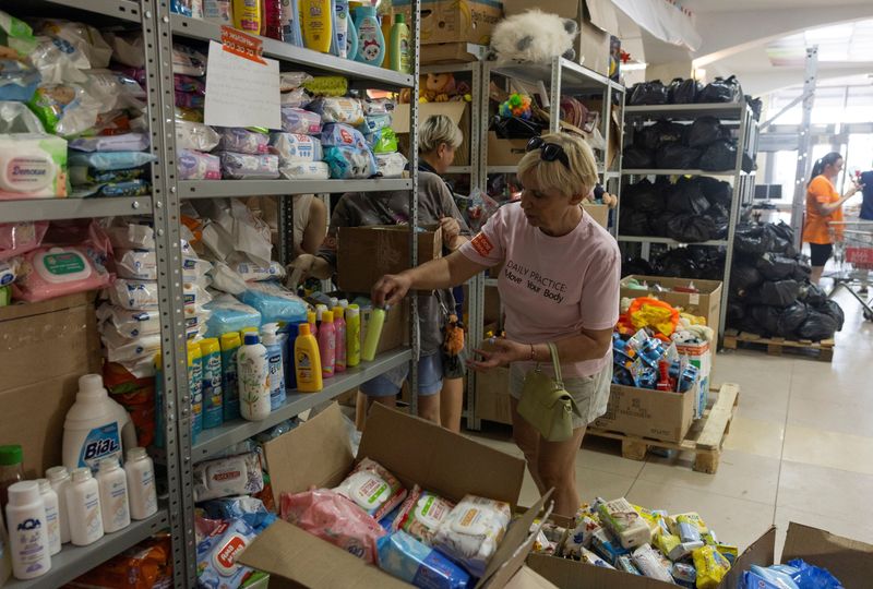 © Reuters. People work in a humanitarian aid distribution center for residents, who were evacuated from the Kursk region following an incursion of Ukrainian troops in the course of Russia-Ukraine conflict, located in the building of a local circus in Kursk, Russia August 28, 2024.  REUTERS/Maxim Shemetov/File Photo