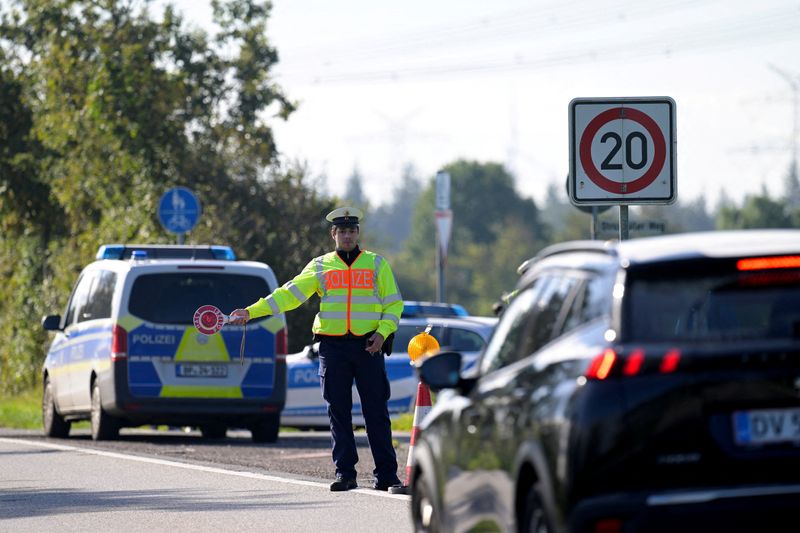 © Reuters. A police officer holds a stop sign at a border with Denmark, as all German land borders are subject to random controls to protect internal security and reduce irregular migration, in Boeglum, Germany, September 16, 2024. REUTERS/Fabian Bimmer  