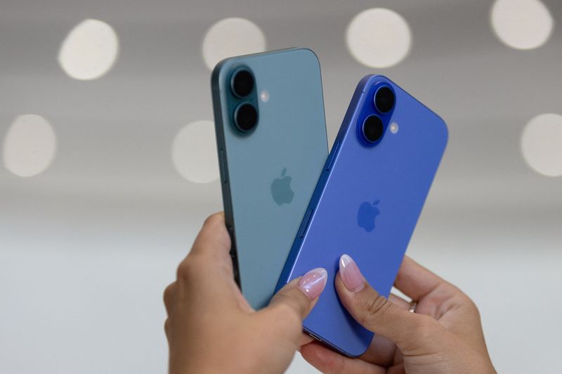 &copy; Reuters. FILE PHOTO: An attendee holds two iPhones 16 as Apple holds an event at the Steve Jobs Theater on its campus in Cupertino, California, U.S. September 9, 2024. REUTERS/Manuel Orbegozo/File Photo