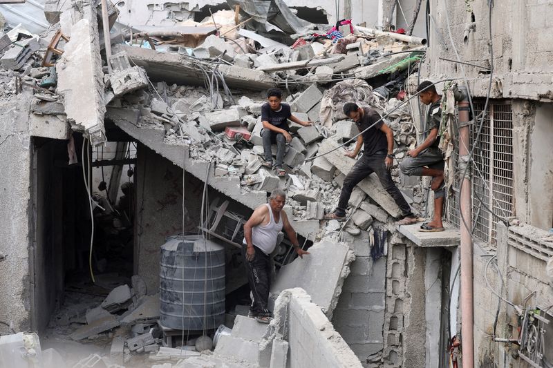 © Reuters. Palestinians inspect the site of an Israeli strike on a house, amid the Israel-Hamas conflict, in Nuseirat in the central Gaza Strip, September 16, 2024. REUTERS/Ramadan Abed