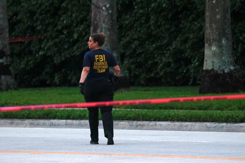 &copy; Reuters. An FBI agent walks after reports of shots fired at Republican presidential nominee and former U.S. President Donald Trump's Trump International Golf Club in West Palm Beach, Florida, U.S. September 15, 2024.  REUTERS/Marco Bello