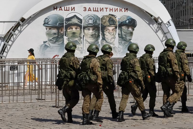 &copy; Reuters. Militari dell'esercito russo camminano in una mostra che espone veicoli blindati ed equipaggiamenti catturati dall'esercito russo alle forze ucraine nel corso del conflitto russo-ucraino, presso il museo all'aperto Victory Park sulla Poklonnaya Gora a Mos