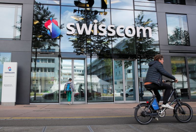 &copy; Reuters. FILE PHOTO: The logo of Swiss telecoms group Swisscom is seen at an office building, in Zurich, Switzerland May 26, 2020. REUTERS/Arnd Wiegmann/File Photo