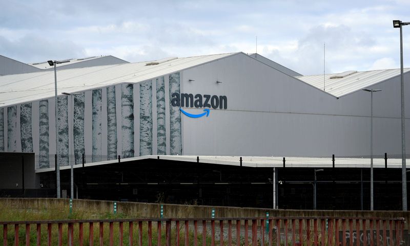 &copy; Reuters. FILE PHOTO: The logo of U.S. online retailer Amazon is displayed at a logistics centre in Trapagaran, northern Spain, November 22, 2023. REUTERS/Vincent West/File Photo