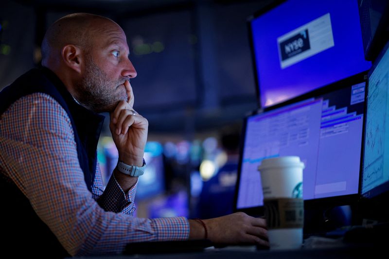 © Reuters. FILE PHOTO: A specialist trader works inside a post on the floor at the New York Stock Exchange (NYSE) in New York City, U.S., September 9, 2024.  REUTERS/Brendan McDermid/File Photo